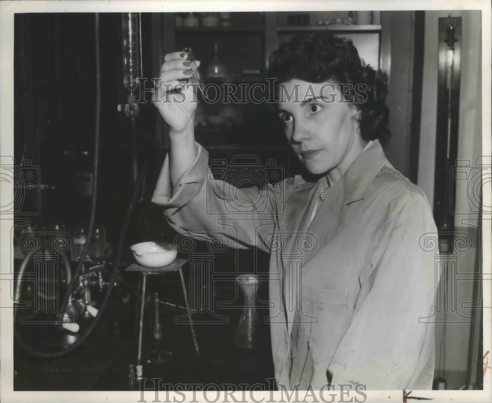 1945 Press Photo Woman in FBI Laboratory Looks at Test Tube - Historic Images