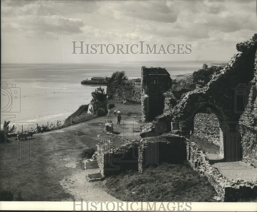 1966 Press Photo Remains of Castle on a Clifftop at Hastings, England - Historic Images