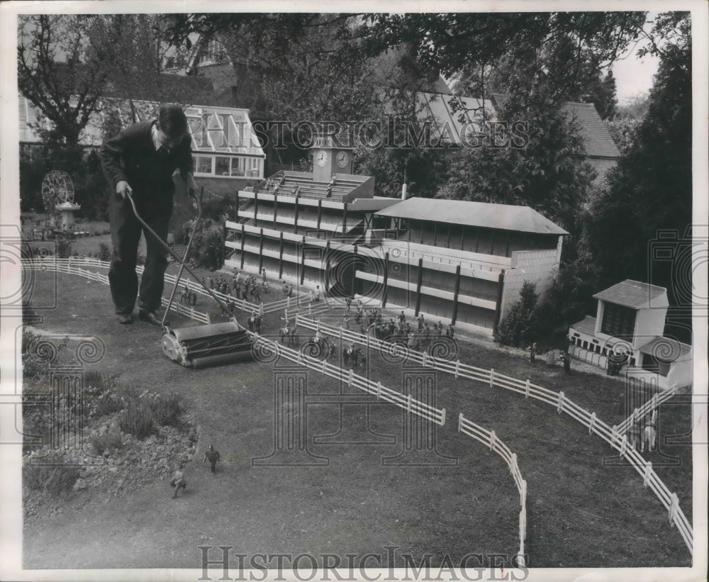 1957 Press Photo Epcot Miniature Racetrack in England Mowed by Simon Bird-Historic Images