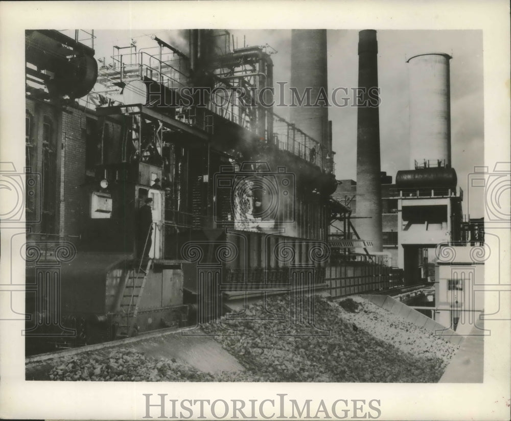 1951 Press Photo Red Hot Coal Coke Discharged at Nantgarw, Wales - Historic Images