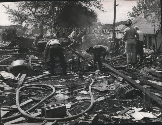 1953 Press Photo Smoking Ruins of Home After Natural Gas Explosion in Milwaukee-Historic Images