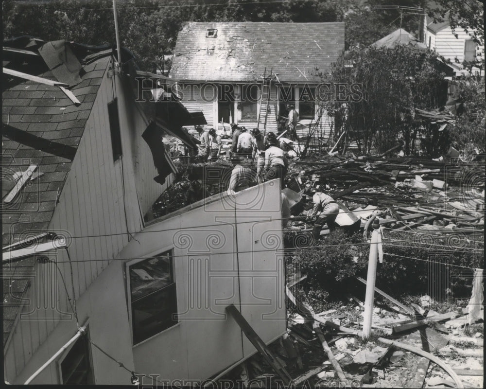 1953 Press Photo Gas Explosion at Walter V. Brewer Home in Milwaukee - Historic Images