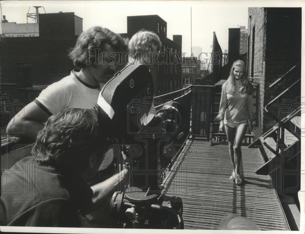 1975 Press Photo Film Crew Making a CBS &quot;Tuesday Night Movie&quot; - Historic Images