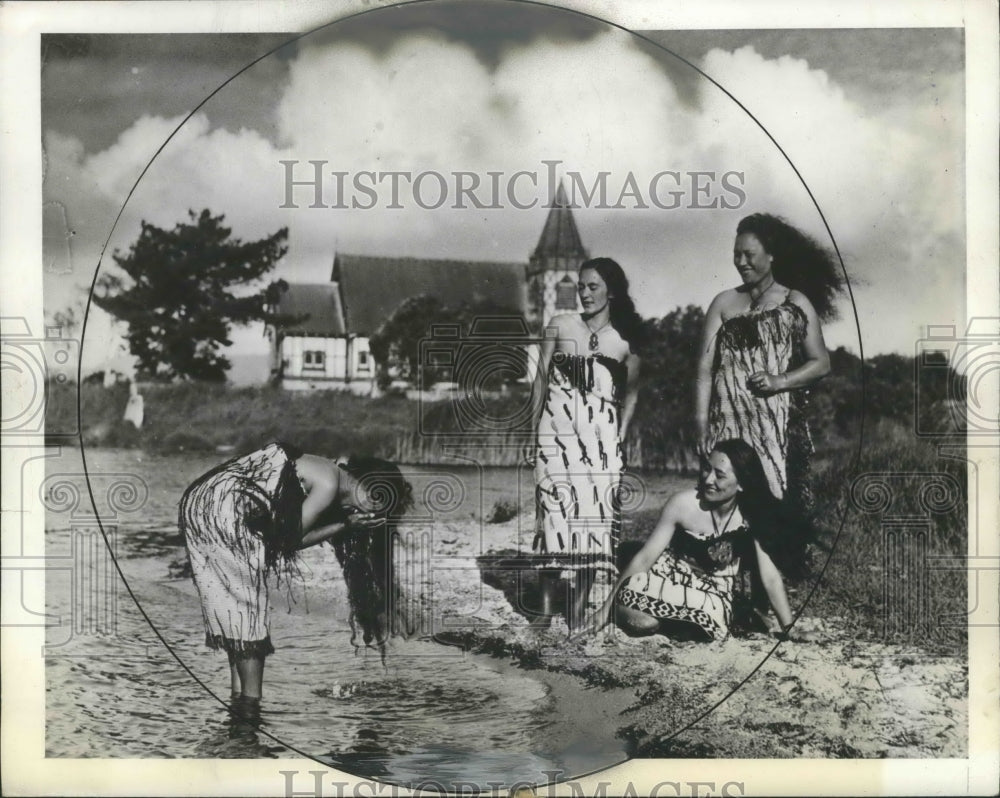 1941 Press Photo New Zealand women enjoy the shore and the water - Historic Images
