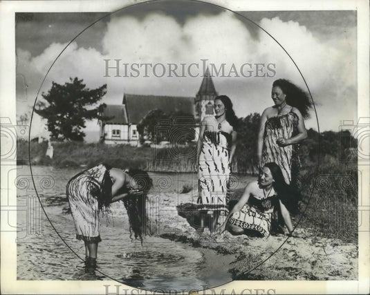 1941 Press Photo New Zealand women enjoy the shore and the water - Historic Images