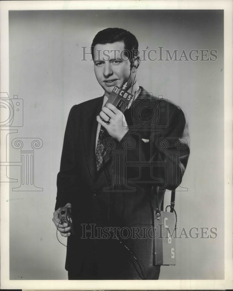 1952 Press Photo Reporter Douglas Edwards with walkie-talkie - Historic Images