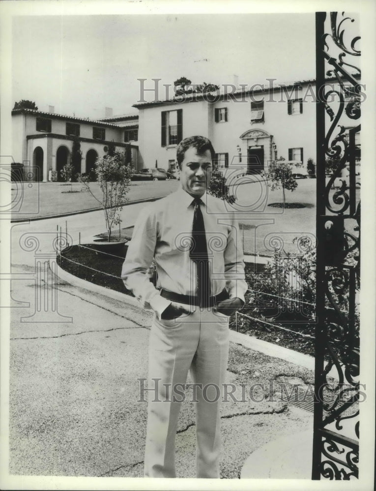 1967 Press Photo Tony Curtis outside his Beverly Hills home - Historic Images