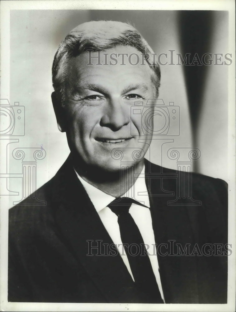 1967 Press Photo Eddie Albert, TV and stage star, smiles in suit and tie - Historic Images