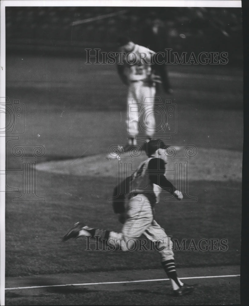 1961 Press Photo Pittsburgh Pirates, Dick Groat and Milwaukee Braves pitcher- Historic Images