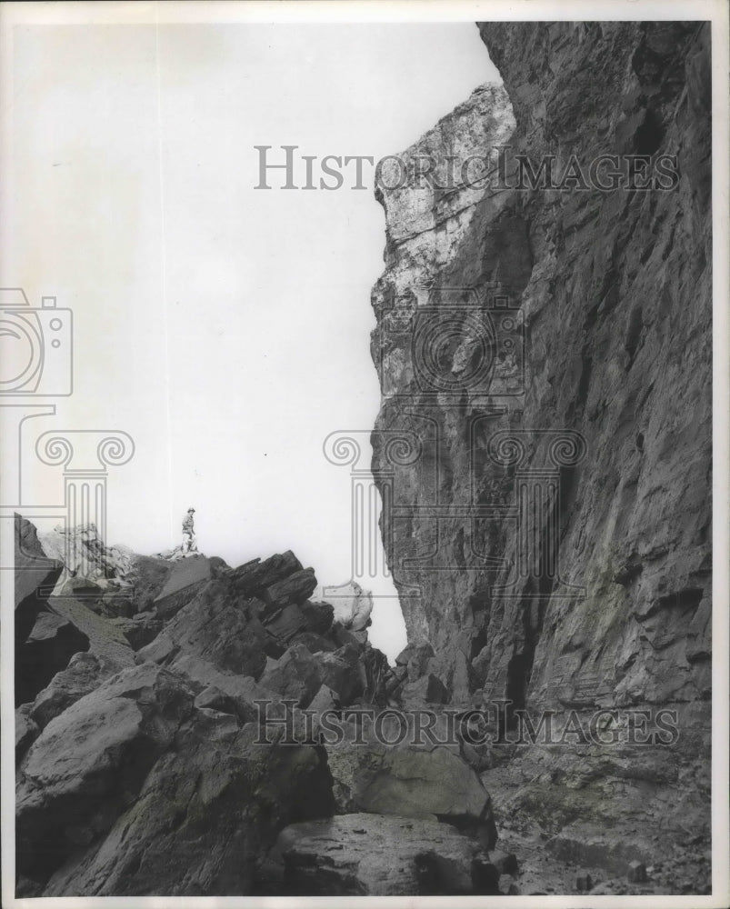 1956 Press Photo Engineer examines Niagara falls rocks after water is diverted-Historic Images