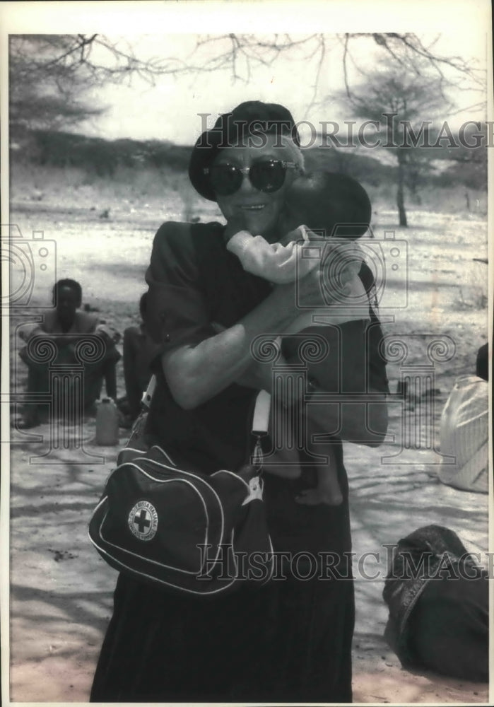 1992 Press Photo Maria-Bia Fanfani at refugee camp in Kenya, Italian Red Cross - Historic Images