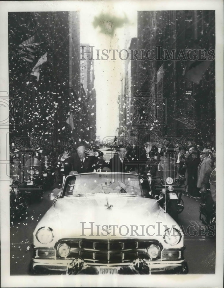 1952 Press Photo General Eisenhower protects his head from confetti in Chicago - Historic Images