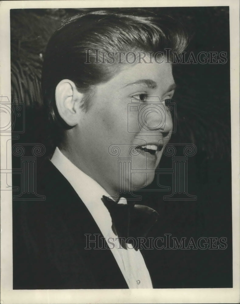 1966 Press Photo Wayne Newton sings in a suit - Historic Images