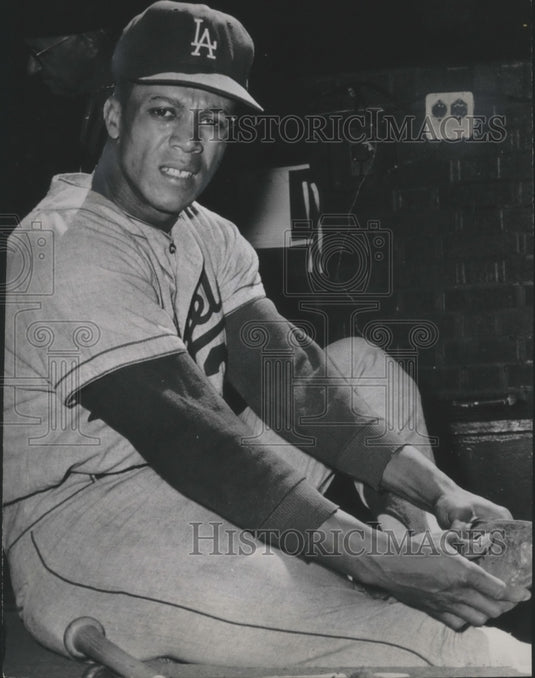 1962 Press Photo Maury Wills of the Dodgers holds his foot - mjx30008-Historic Images