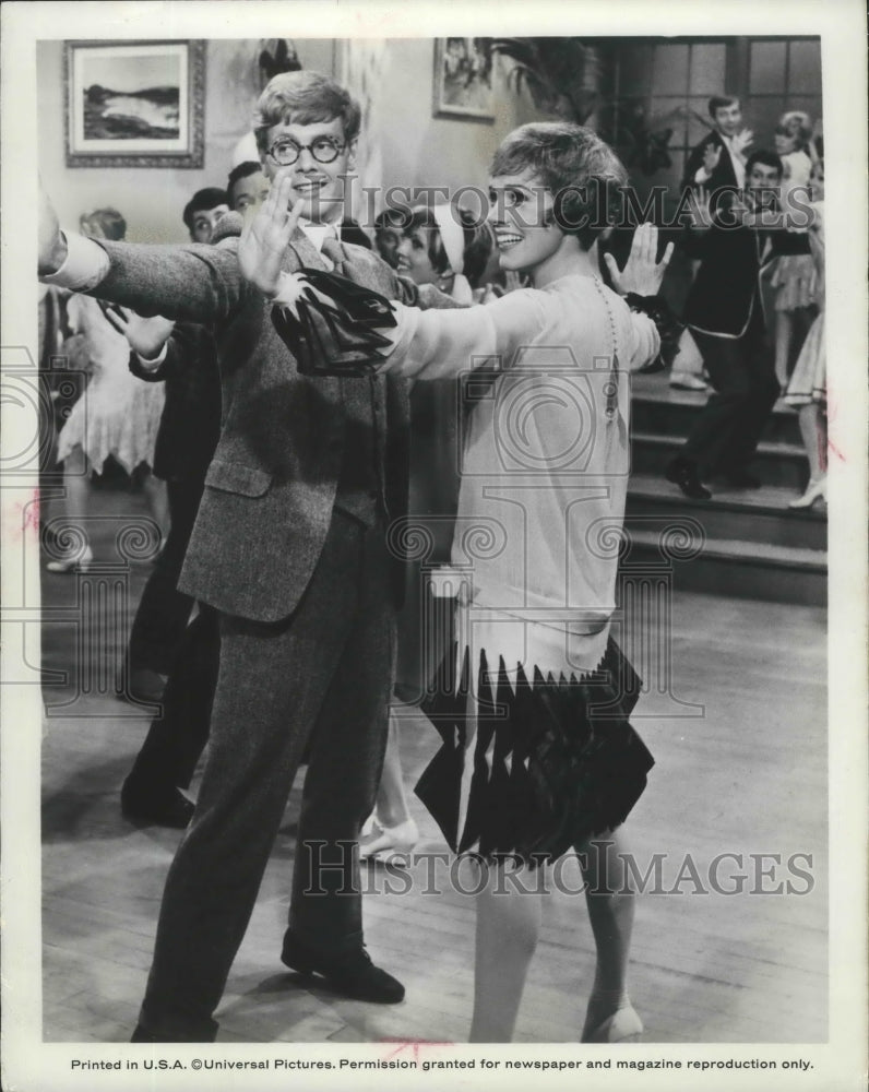 1967 Press Photo Julie Andrews and James Fox dance in "Thoroughly Modern Millie"-Historic Images