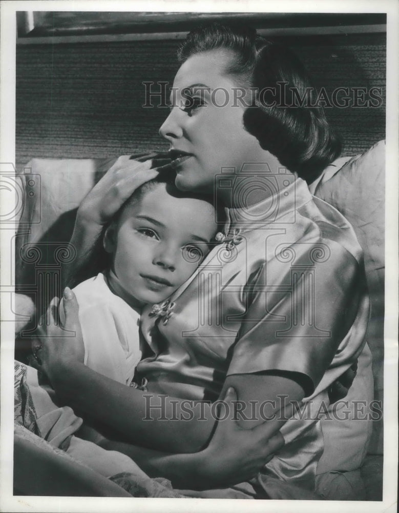 1964 Press Photo Sandra Descher hugged by June Allyson in &quot;The Opposite Sex&quot; - Historic Images