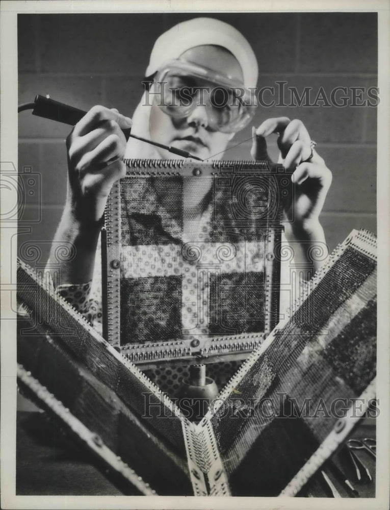 1961 Press Photo Electronic technician with memory unit Needham, Massachusetts- Historic Images