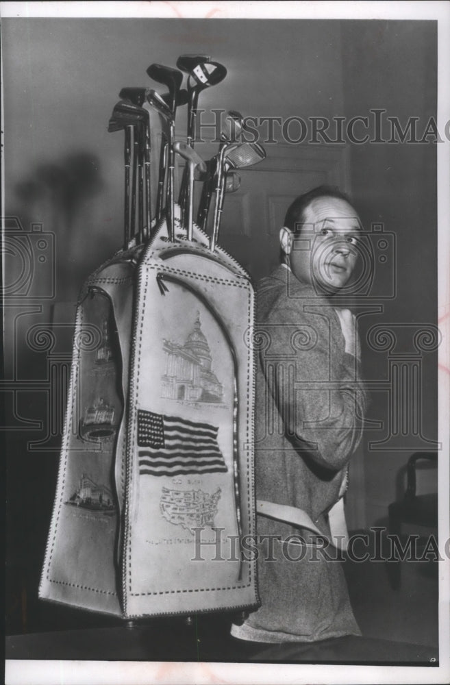 1956 Press Photo Arnold Sachs poses with President Eisenhower's leather golf bag- Historic Images