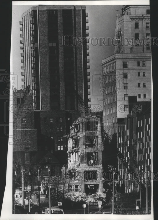 1972 Press Photo Demoliton of the Elks Clubhouse - mjx30202-Historic Images