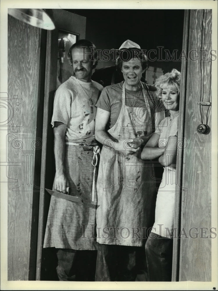 1981 Press Photo Mike Farrell, Alan Alda and Loretta Swit in a scene from &quot;MASH&quot;-Historic Images