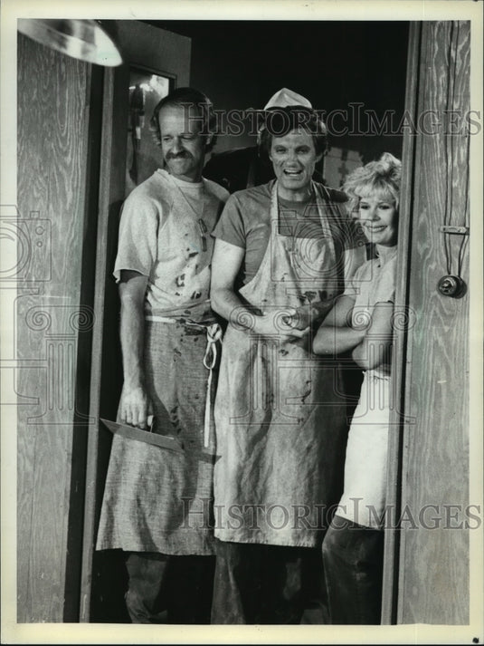1981 Press Photo Mike Farrell, Alan Alda and Loretta Swit in a scene from "MASH"-Historic Images