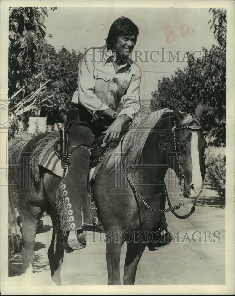 1974 Press Photo Wayne Newton on a horse - mjx30503-Historic Images