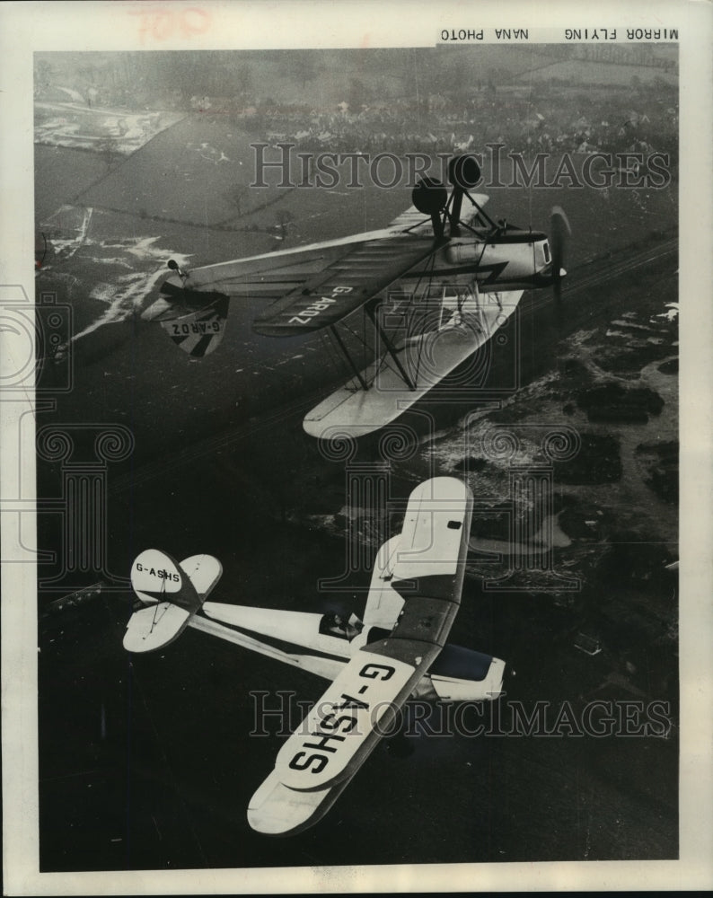 1964 Press Photo Two planes perform an air stunt - Historic Images