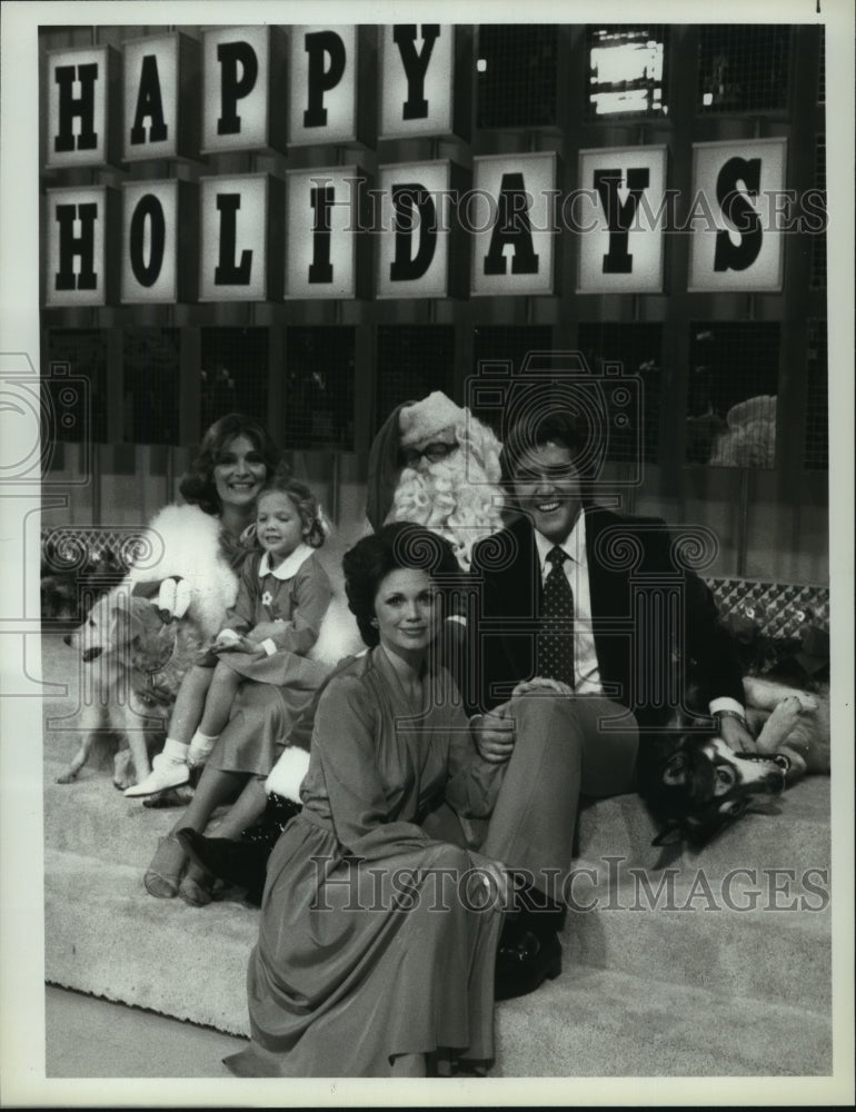 1978 Press Photo Chuck Woolery with his family, Santa and Susan Stafford-Historic Images