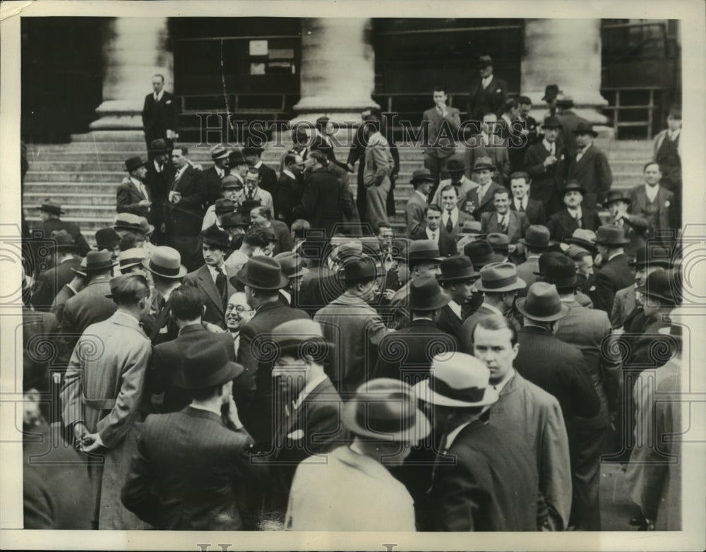 1936 Press Photo Brokers at Paris Bourse discuss finances, France - Historic Images