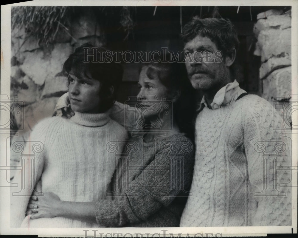 1972 Press Photo Actors portray an Irish family in &quot;The Hands of Cormac Joyce&quot; - Historic Images