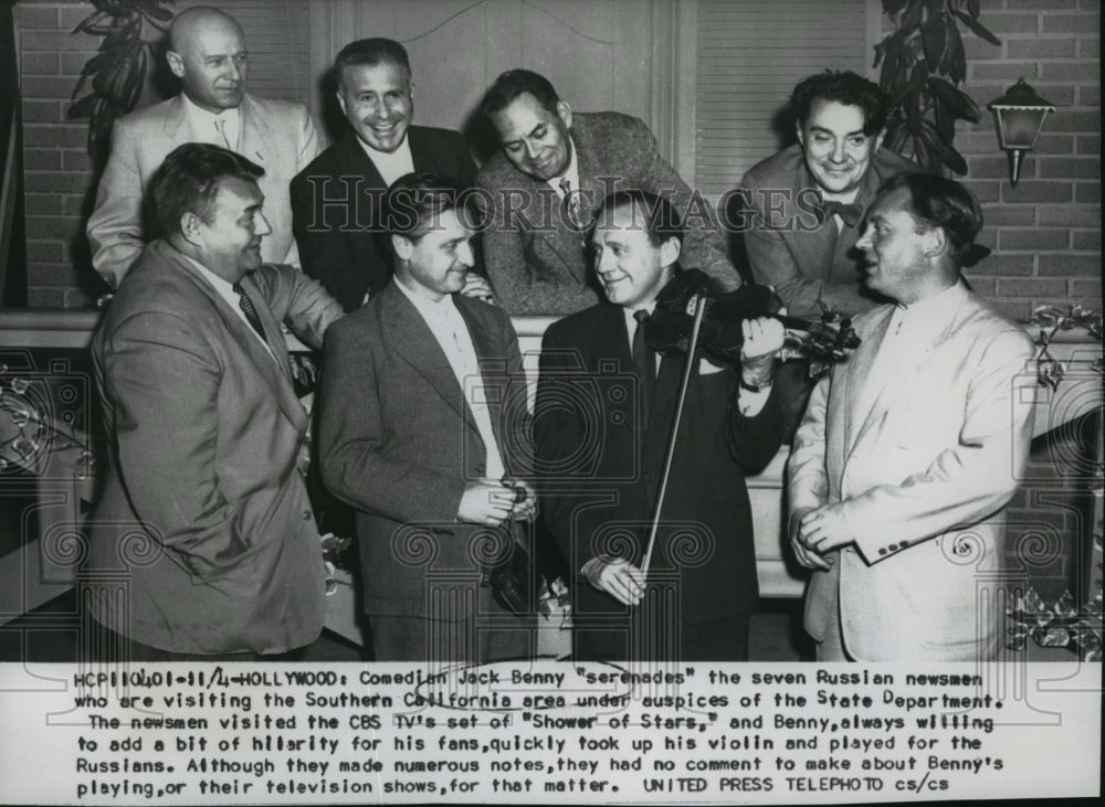 1955 Press Photo Comedian Jack Benny with Seven Russian Newsman in California - Historic Images