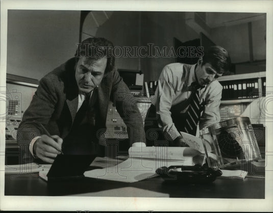 1974 Press Photo Robert Culp and Gary Collins in "Houston, We've Got a Problem"-Historic Images
