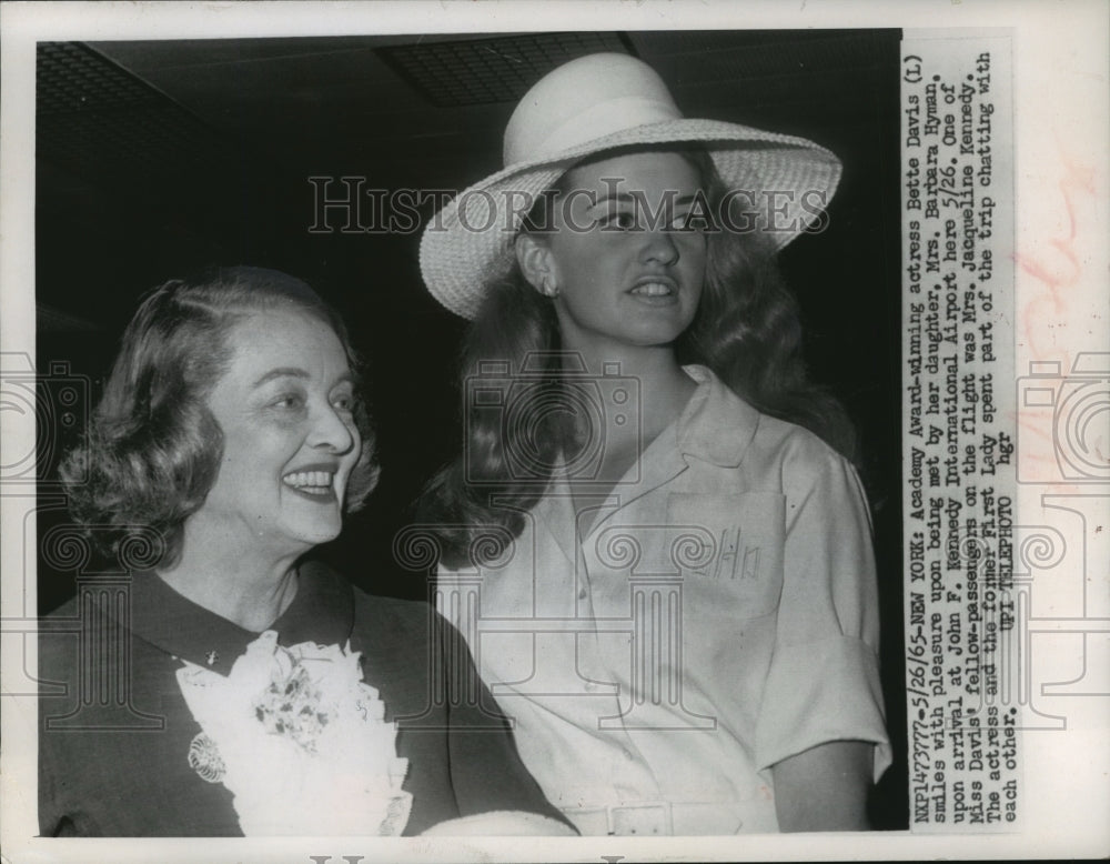 1965 Press Photo Actress Bette Davis with daughter, Barbara Hyman at airport - Historic Images