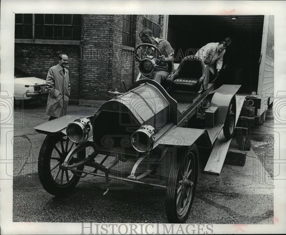 1976 George W. Smith, Jr. watched T.E. Wilkinson return a Petrel-Historic Images