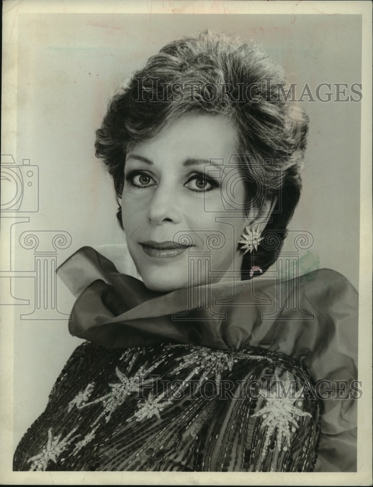 1985 Press Photo Carol Burnett Stars in &quot;Burnett &#39;Discovers&#39; Domingo&quot;- Historic Images