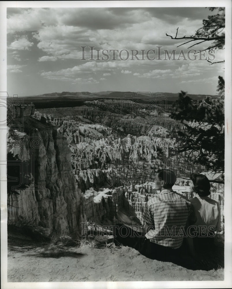 1957 Press Photo Tourists Viewing the Bottom of Bryce Canyon, Utah - mjx31578- Historic Images