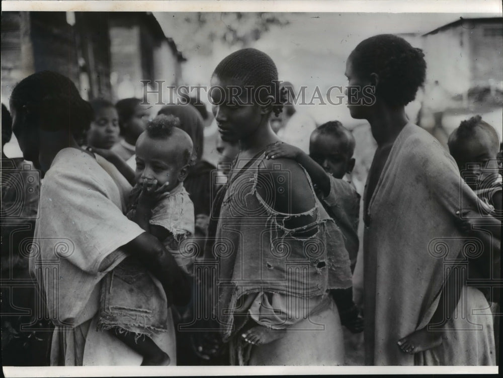 1974 Press Photo Women with babies waiting for medical aid at Dessie, Ethiopia-Historic Images