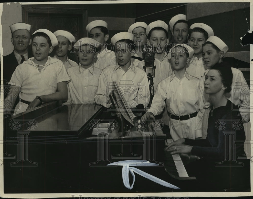 1937 Press Photo Milwaukee Journal Newsboys sing around a woman playing piano - Historic Images