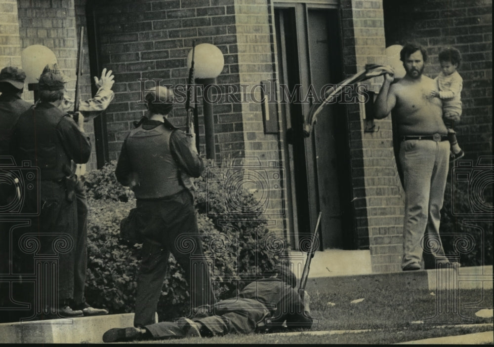 1982 Press Photo Man surrenders to police after holding his son hostage- Historic Images