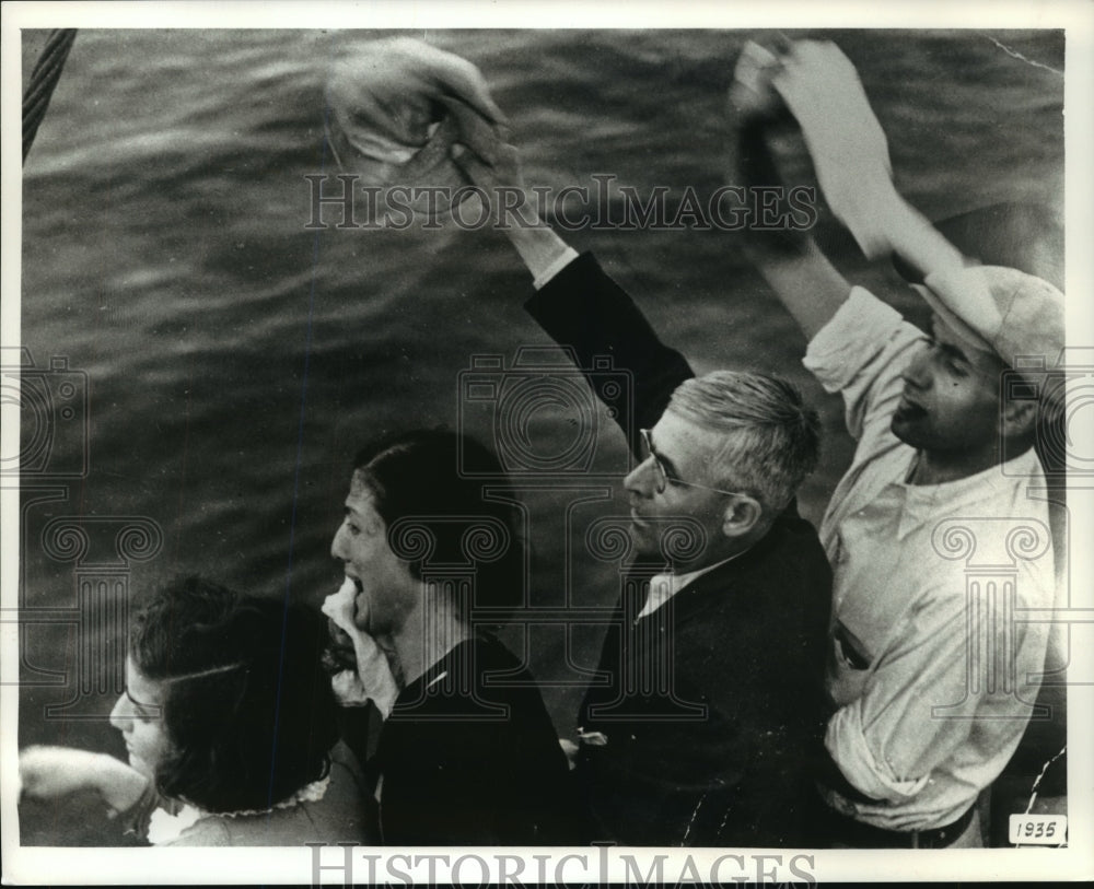 1935 Press Photo A woman cries on the Conte di Savoia, departing for the U.S.-Historic Images