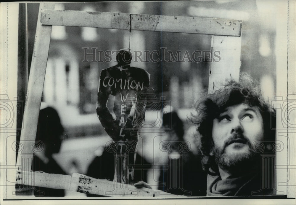 1969 Press Photo Demonstrations outside Marlborough house in London England - Historic Images