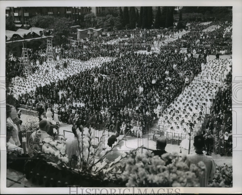 1952 Press Photo Over 4,000 children receive sacrament in Barcelona, Spain-Historic Images