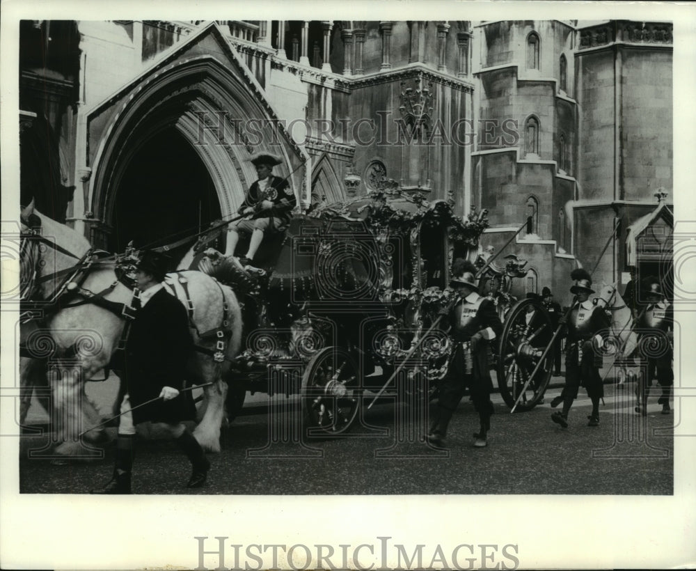 1973 Press Photo 600-Year-Old Parade Leaves Guildhall With London&#39;s Lord Mayor-Historic Images