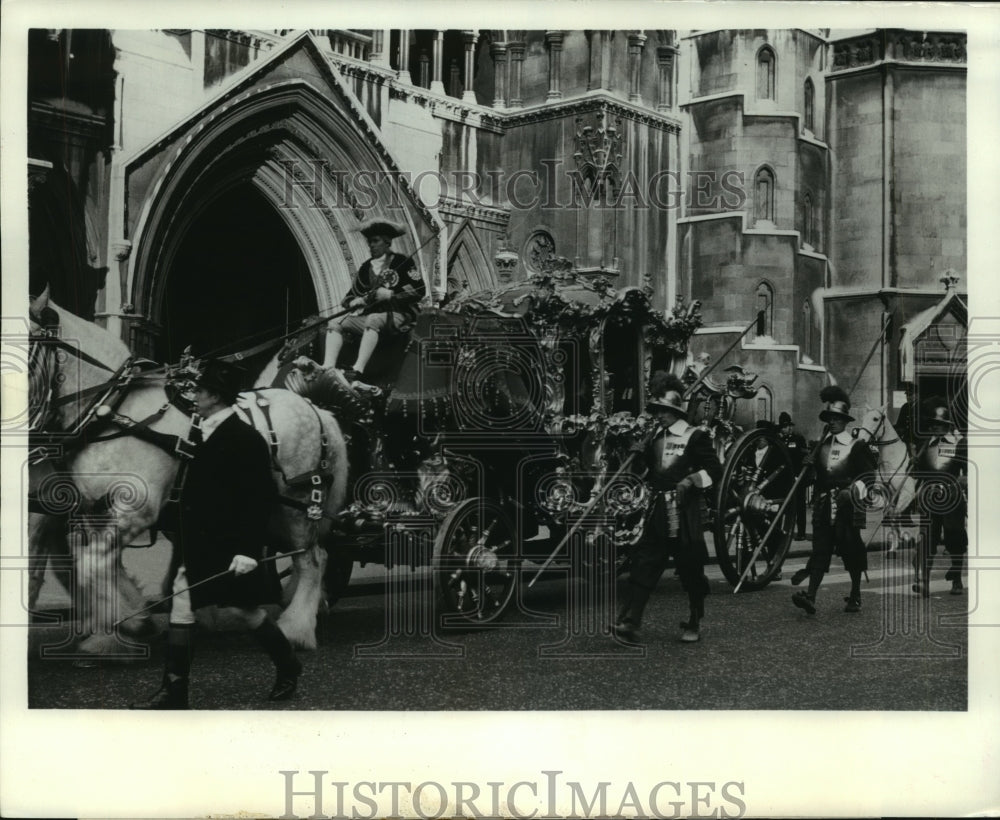 1973 Press Photo 600-Year-Old Parade Leaves Guildhall With London's Lord Mayor-Historic Images