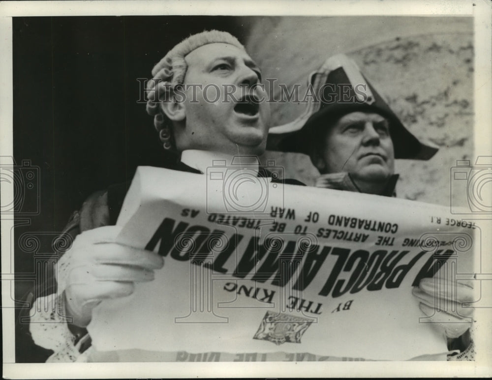 1939 Press Photo Reenactment of a Royal Declaration Regarding War Contraband - Historic Images