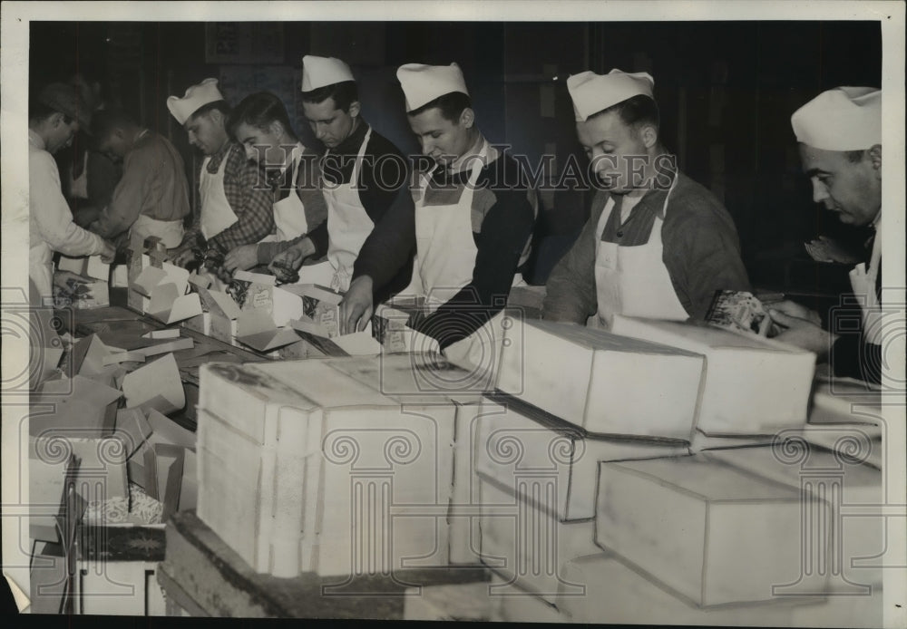 1939 Press Photo Workers packing Goodfellow boxes for needy children, Milwaukee - Historic Images