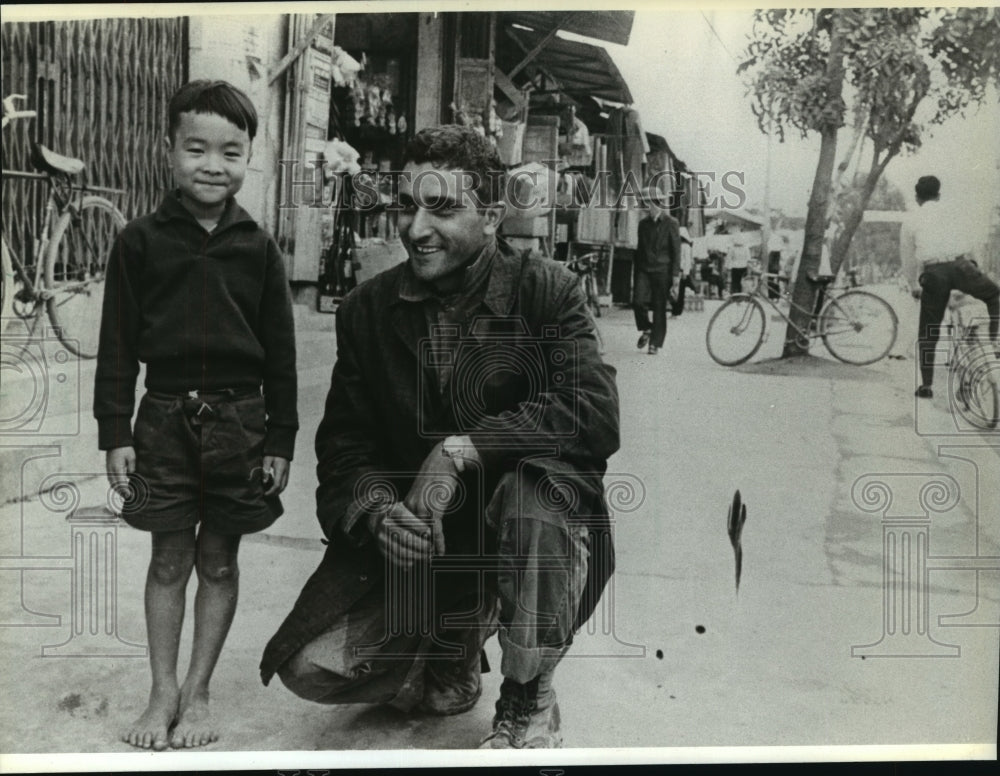 1990 Press Photo AP Reporter George Esper And Vietnamese Boy In The Early 1970&#39;s - Historic Images