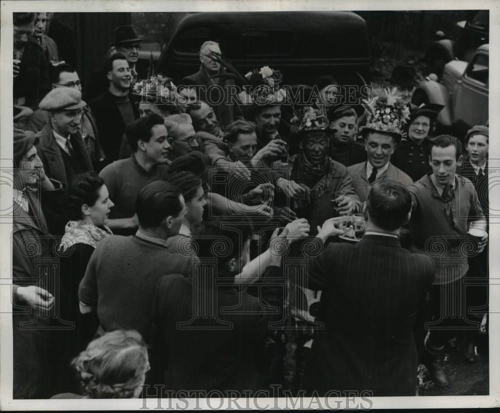 1953 Press Photo Black-Faced Boggan Fool and Group Receives Free Drinks, Eng.- Historic Images