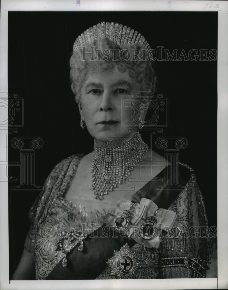 1947 Press Photo Britain&#39;s Queen Mother, Queen Mary, wears jewels &amp; beaded gown-Historic Images
