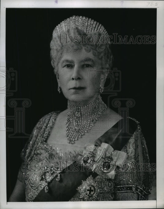 1947 Press Photo Britain's Queen Mother, Queen Mary, wears jewels & beaded gown-Historic Images